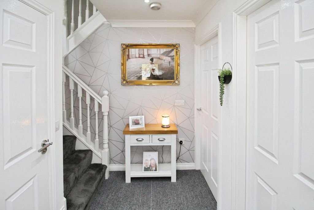Property photo 2 of 23 Entrance Hall