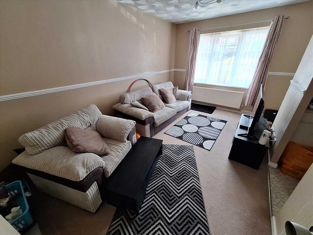 Property photo 3 of 8 Lounge
