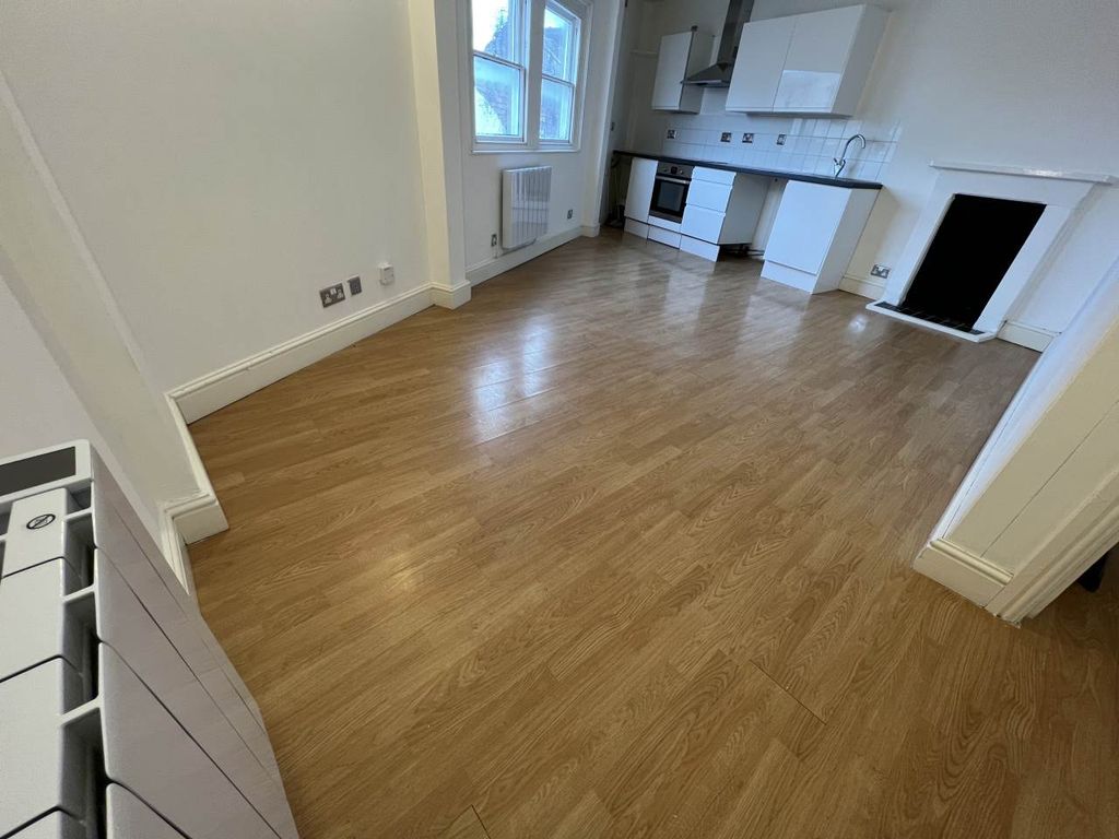 Property photo 3 of 8 Kitchen Lounge