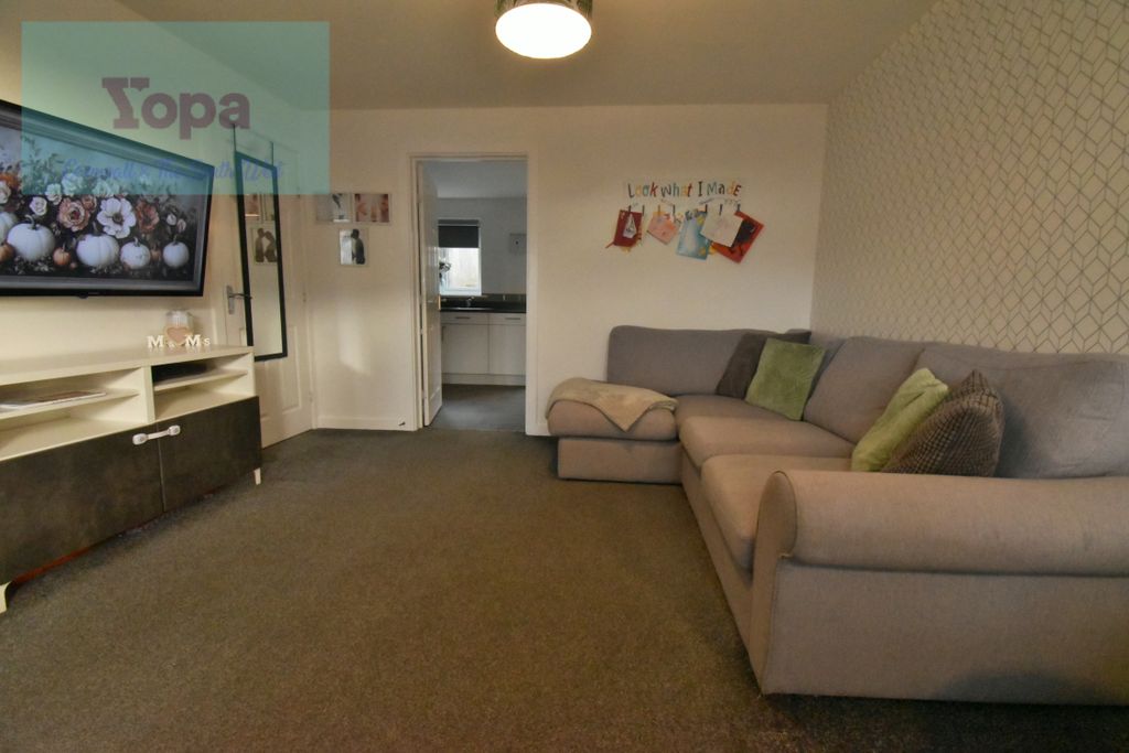 Property photo 2 of 18 Lounge