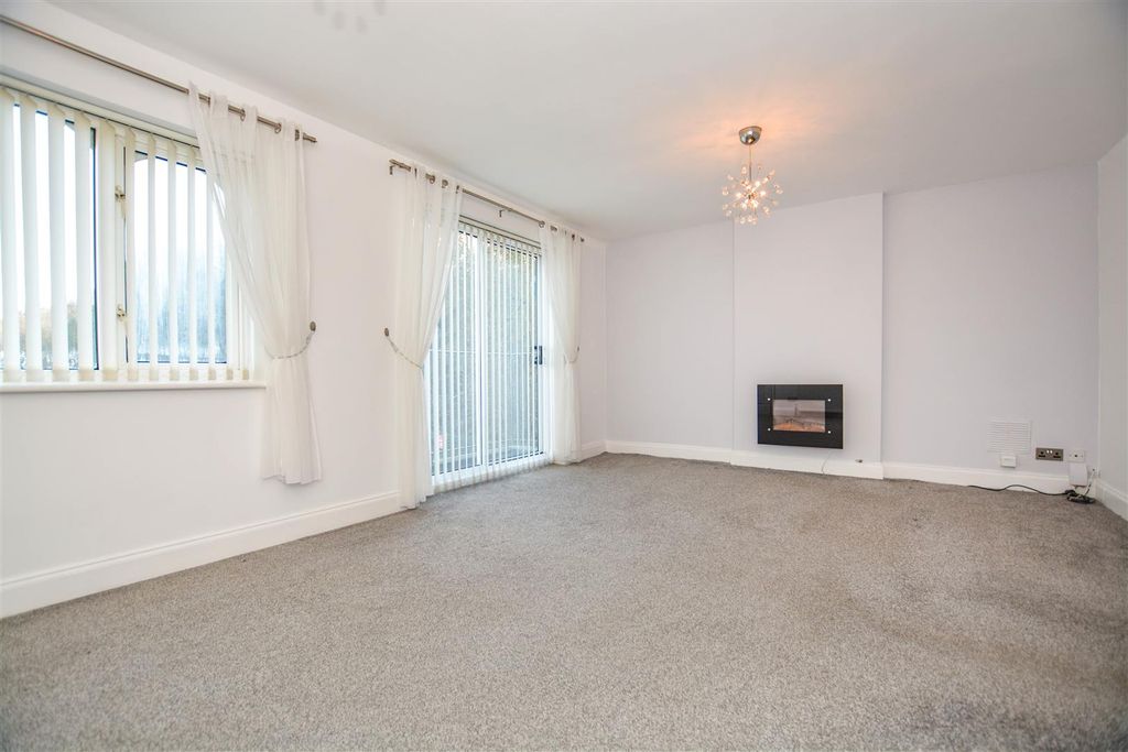 Property photo 3 of 11 Lounge
