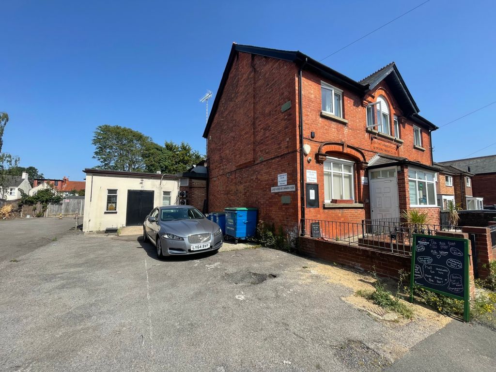 Property photo 2 of 10