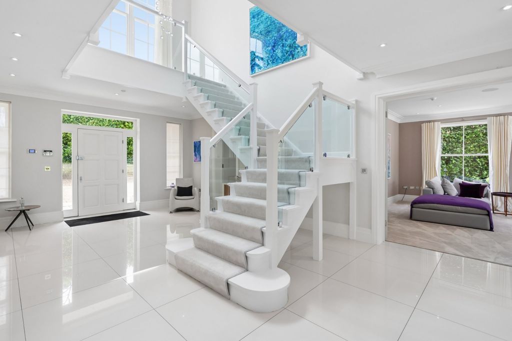 Property photo 3 of 30 Entrance Hall