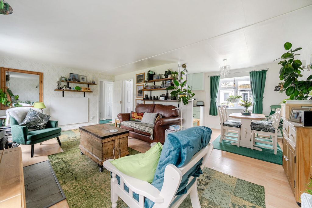 Property photo 3 of 21 Living Room