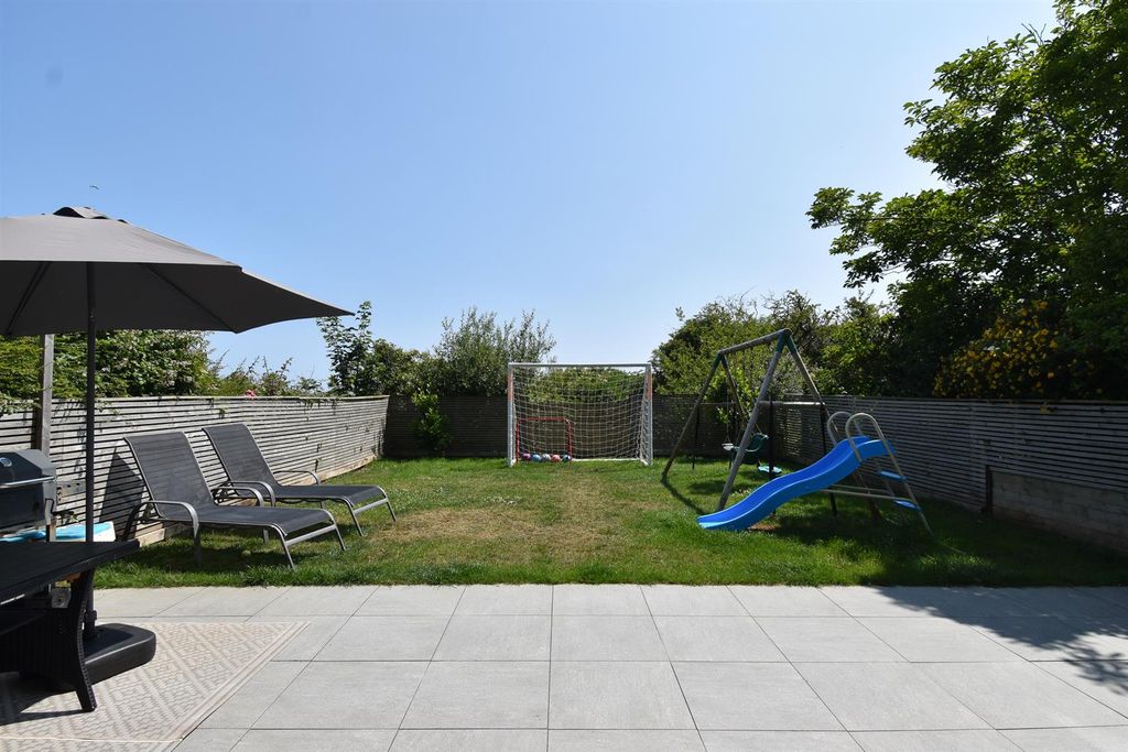 Property photo 3 of 29 Garden