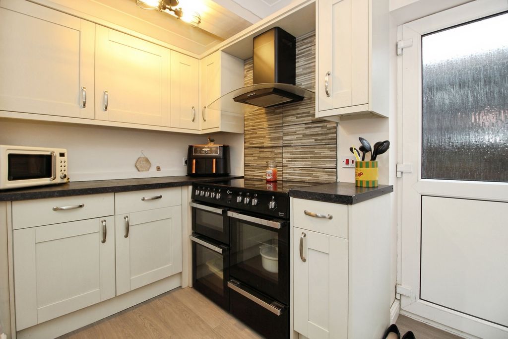 Property photo 3 of 11 Kitchen