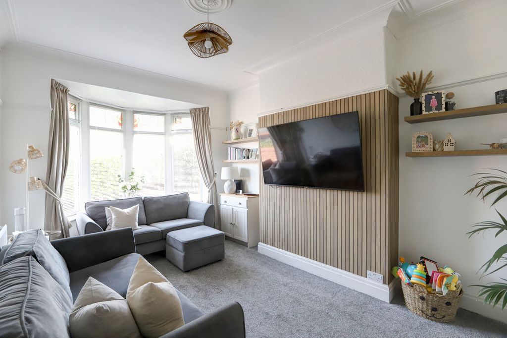 Property photo 3 of 19 Lounge