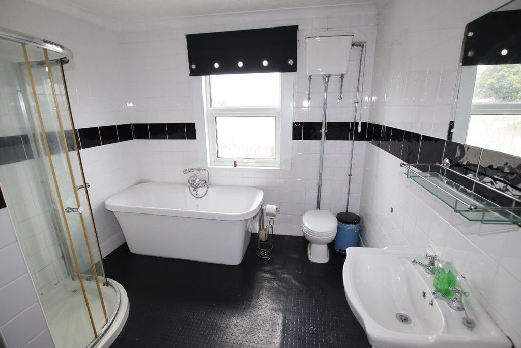 Property photo 1 of 13 Dudley Road, Clacton On Sea