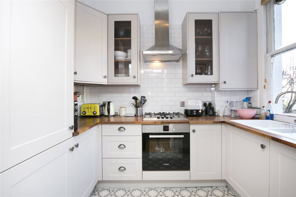 Property photo 2 of 7 Kitchen