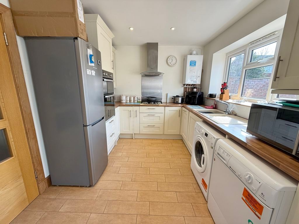 Property photo 3 of 12 Kitchen