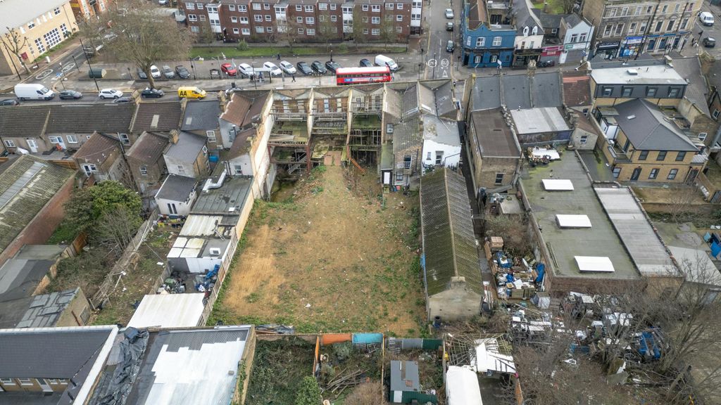 Property photo 3 of 9 15725_729_Romford_Road_E12.Jpg