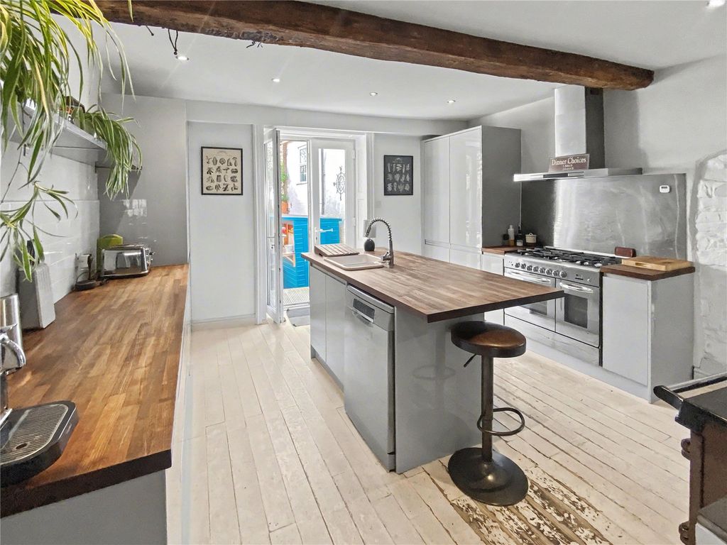 Property photo 3 of 21 Kitchen