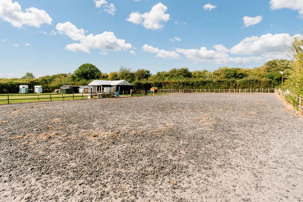 Property photo 3 of 22 Paddock-22