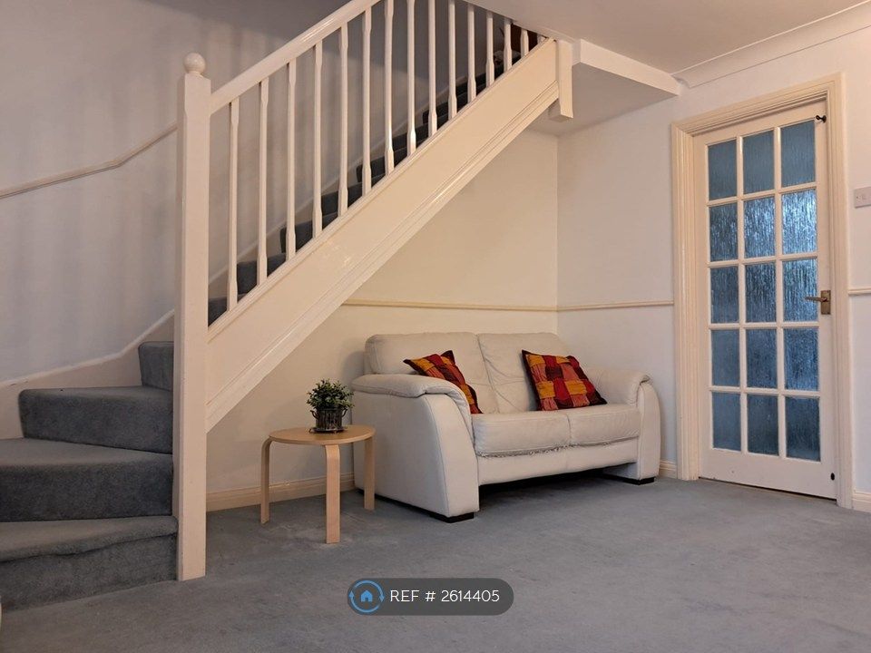 Property photo 1 of 18 Living Room