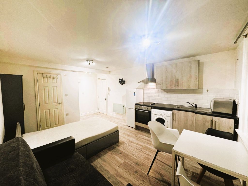 Property photo 1 of 3 1 Bed Studio To Rent, High Street, Croydon Cr0