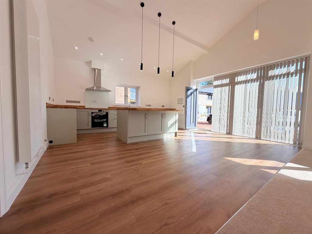 Property photo 3 of 11 Kitchen