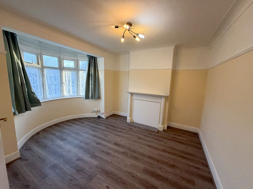 Property photo 3 of 13 Ridgeway Gdns Ig4