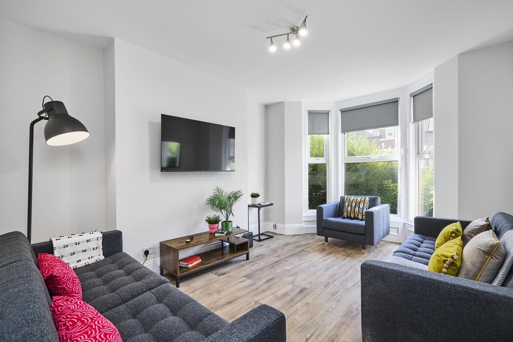 Property photo 1 of 12 Bright, Modern Living Room With Bay Window Letting...