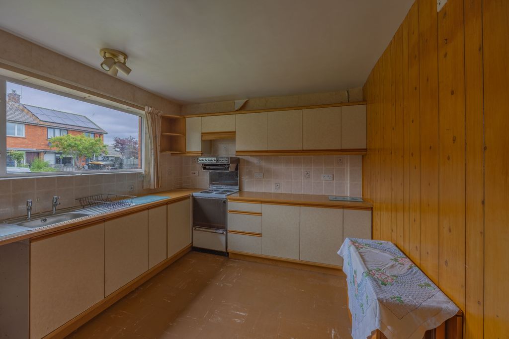 Property photo 2 of 12 Ewemove Taunton Dyres Close (2)