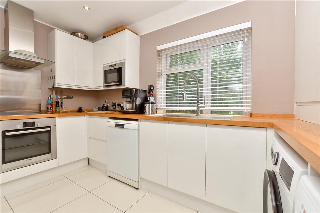 Property photo 2 of 9 Kitchen