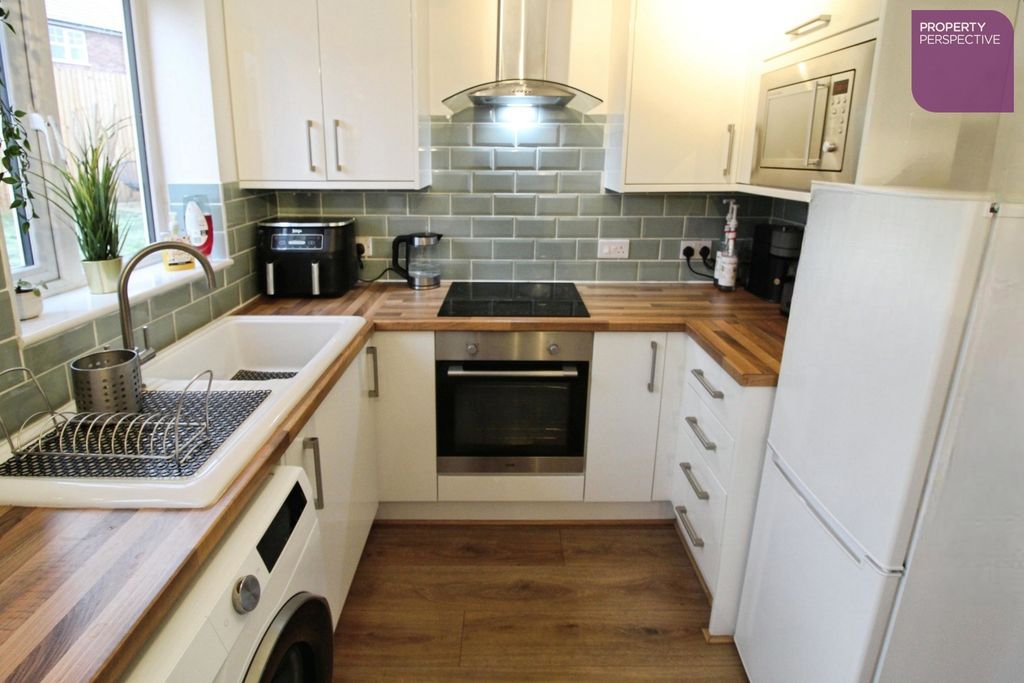 Property photo 3 of 10 Dining Kitchen