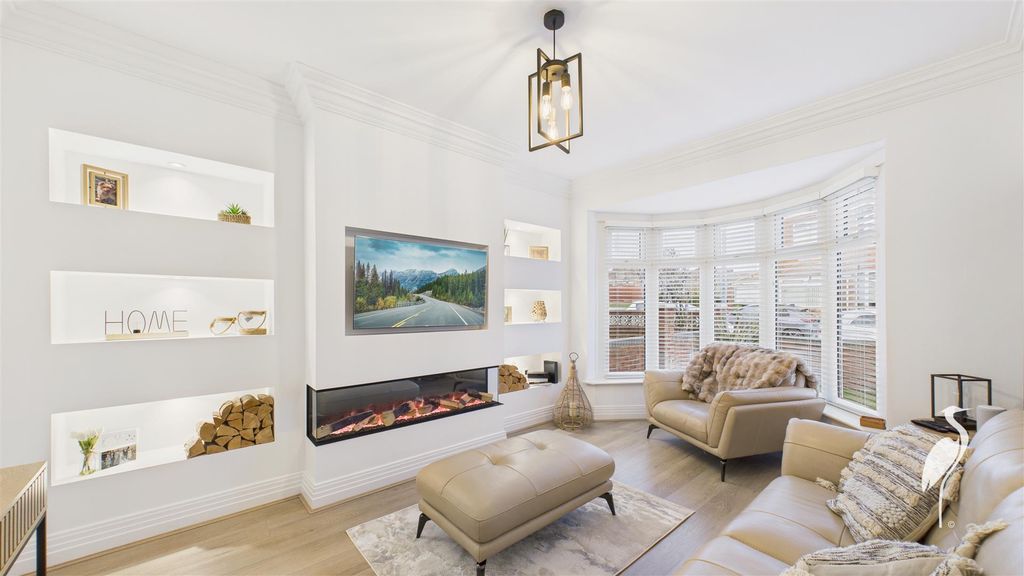 Property photo 2 of 19 Lounge