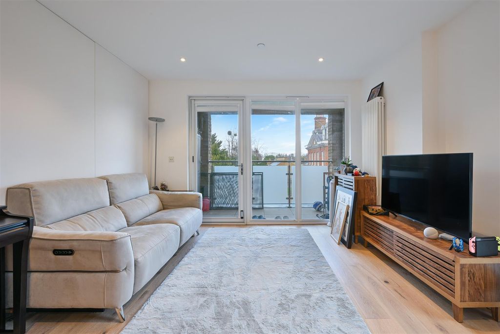 Property photo 3 of 14 Garland House