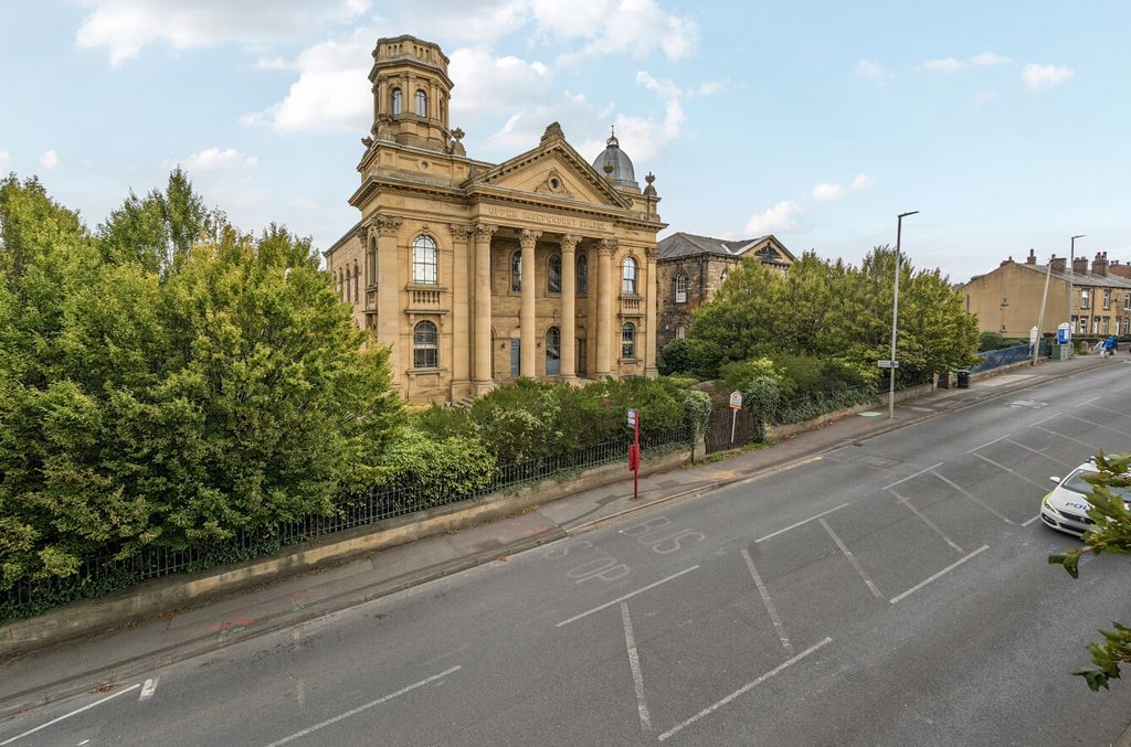 Property photo 1 of 17 1522302-1-6Aad1dc...