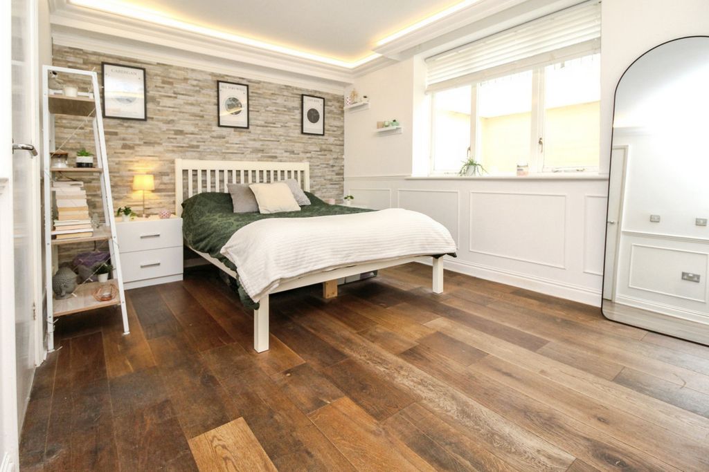 Additional image 7 of 2 bed flat for saleWarwick Place, Leamington Spa CV32