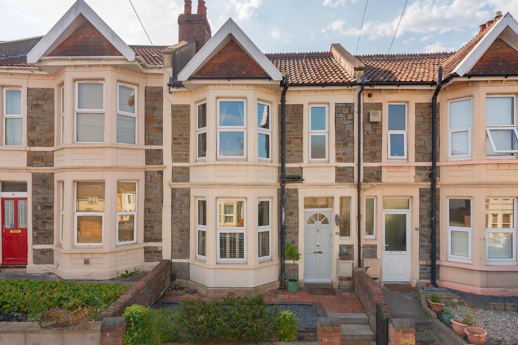 Property photo 2 of 33 1B1R6Bn - External C.Jpg