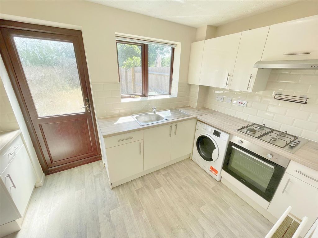 Property photo 2 of 7 Kitchen