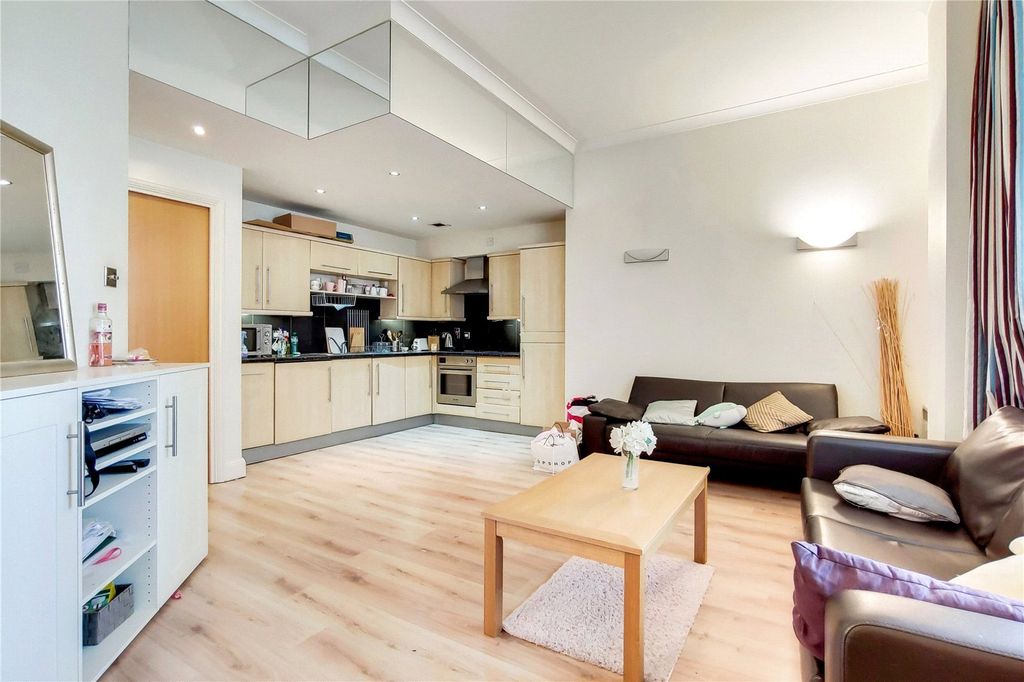 Property photo 2 of 10 Reception/Kitchen