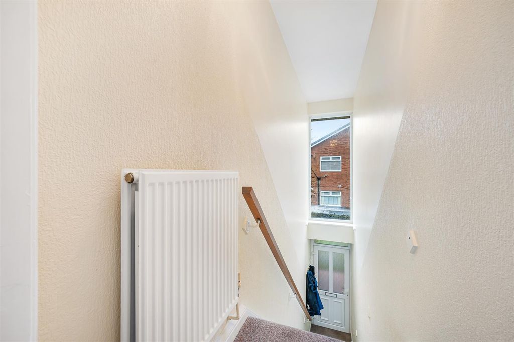 Property photo 3 of 23 Entrance Hallway