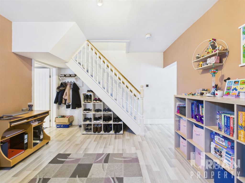 Property photo 3 of 13 Cam03038G0-Pr0215-Still007.Jpg