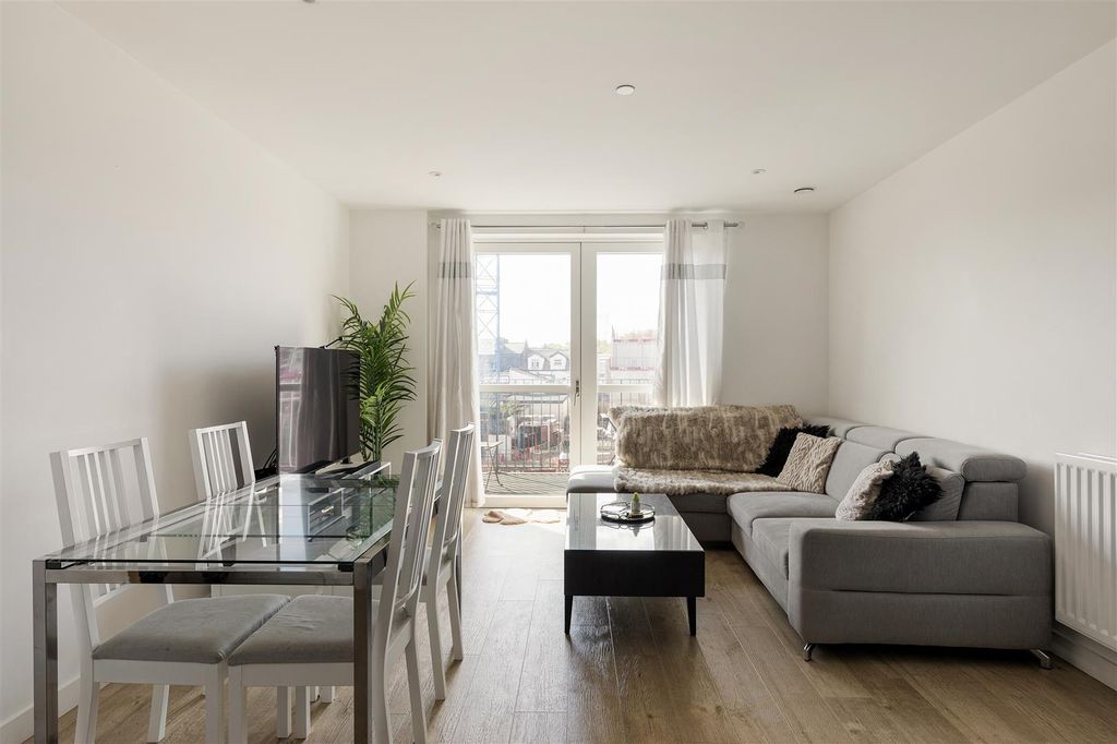 Property photo 2 of 25 Old Brewery Way, E17