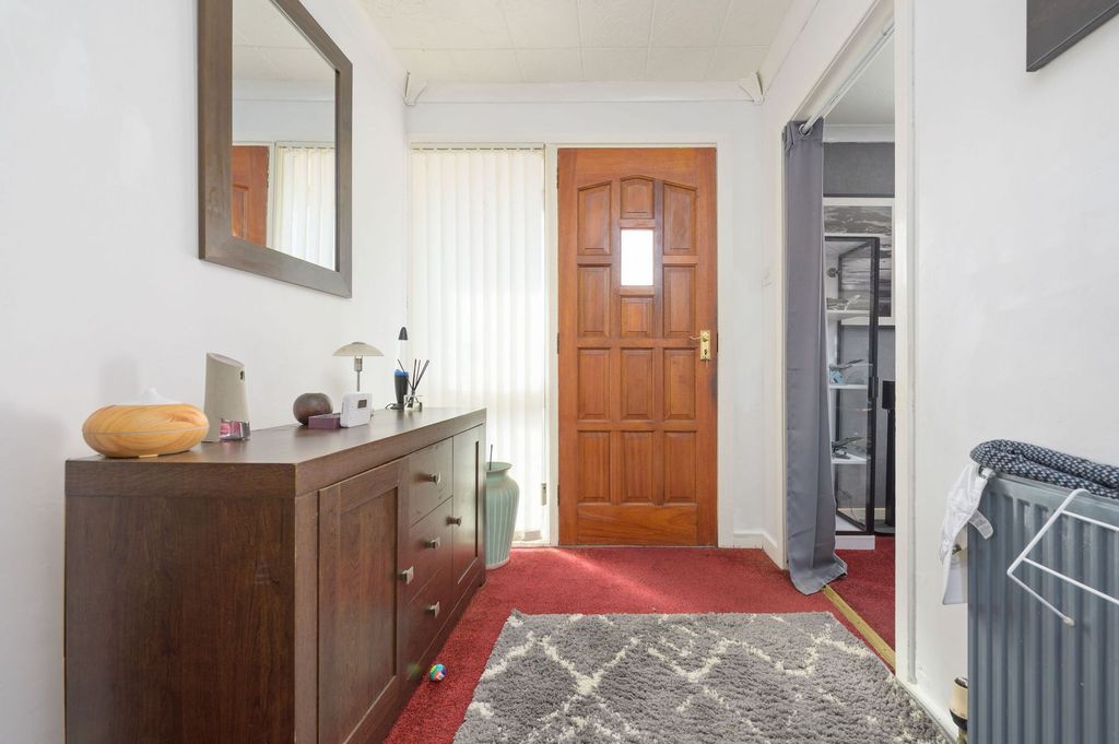 Property photo 2 of 25