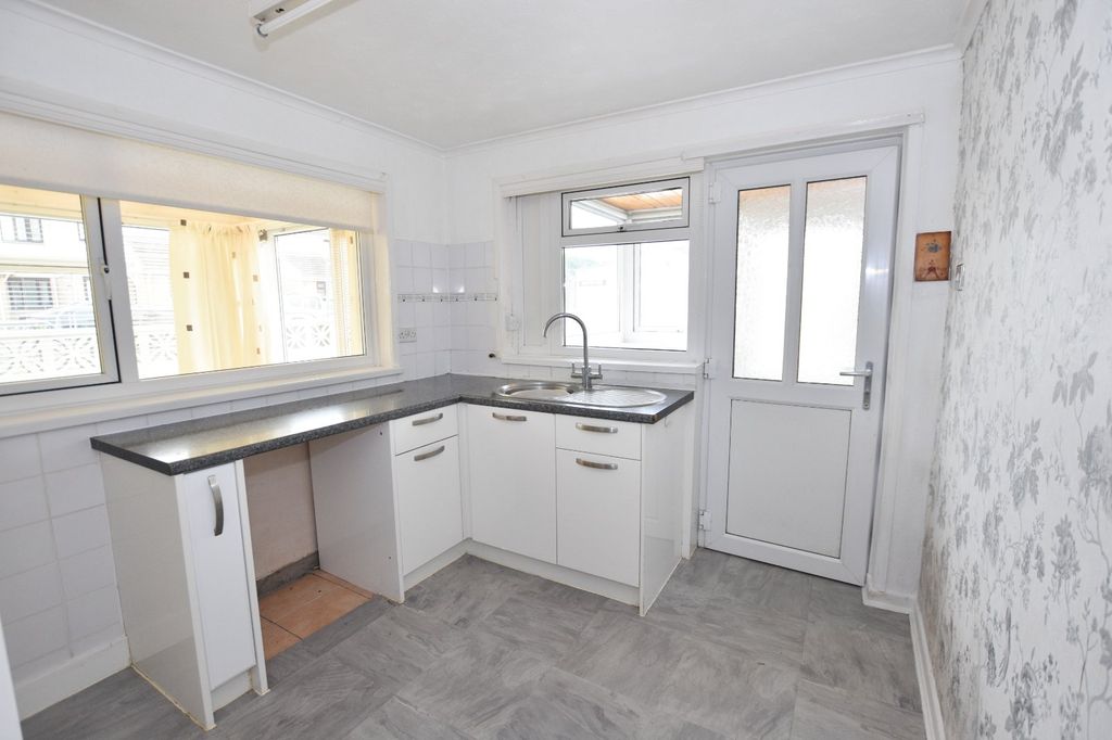 Property photo 3 of 9 Kitchen
