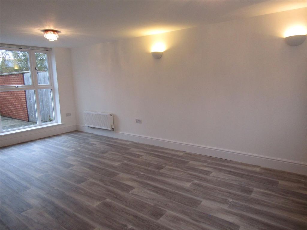 Property photo 2 of 7 2 G Lounch.Jpg