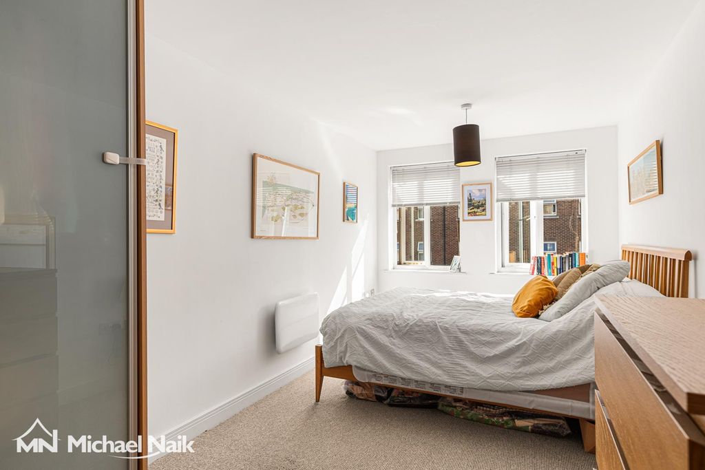 Property photo 3 of 13 Flanders House, N16