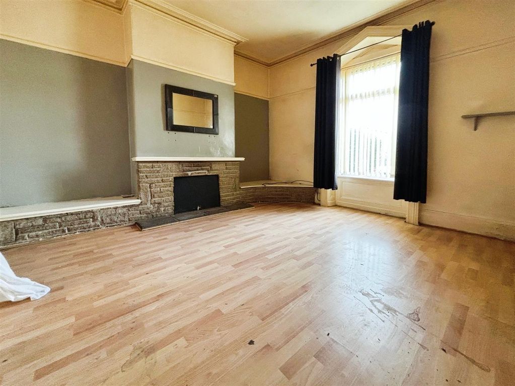 Property photo 3 of 15 Lounge