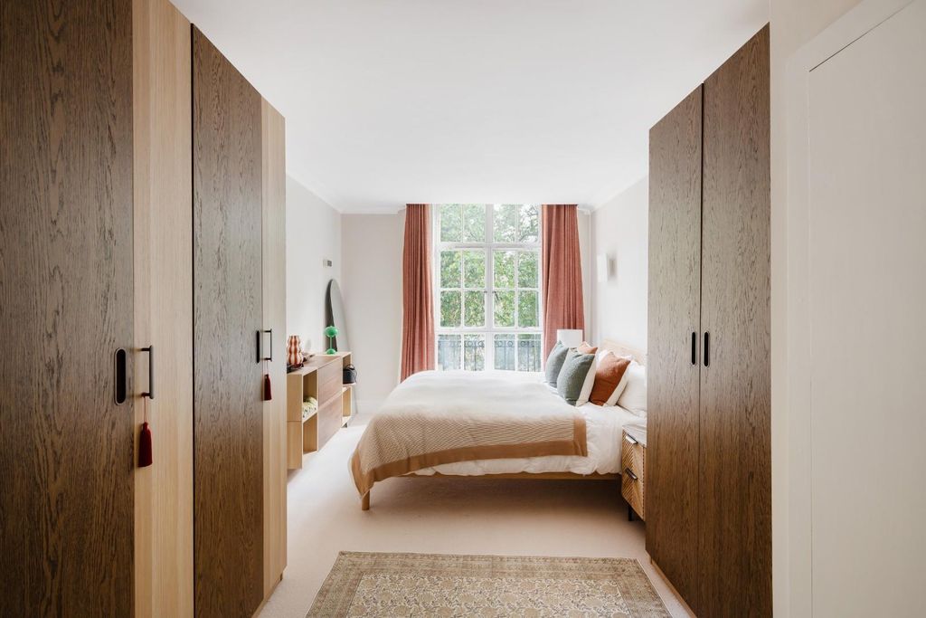 Property photo 3 of 24 Flat 21 Bloomsbury Mansions Hi-13.Jpg