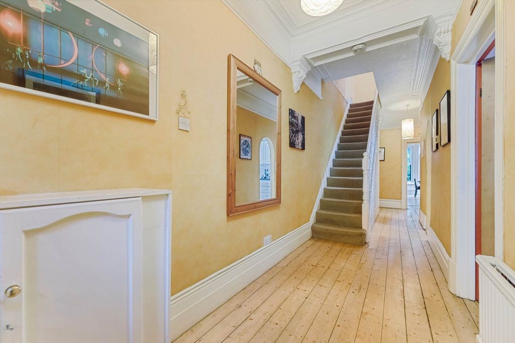 Property photo 2 of 32