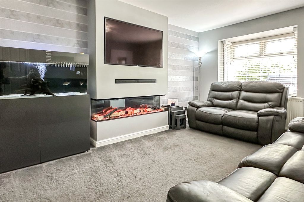 Property photo 3 of 18 Lounge