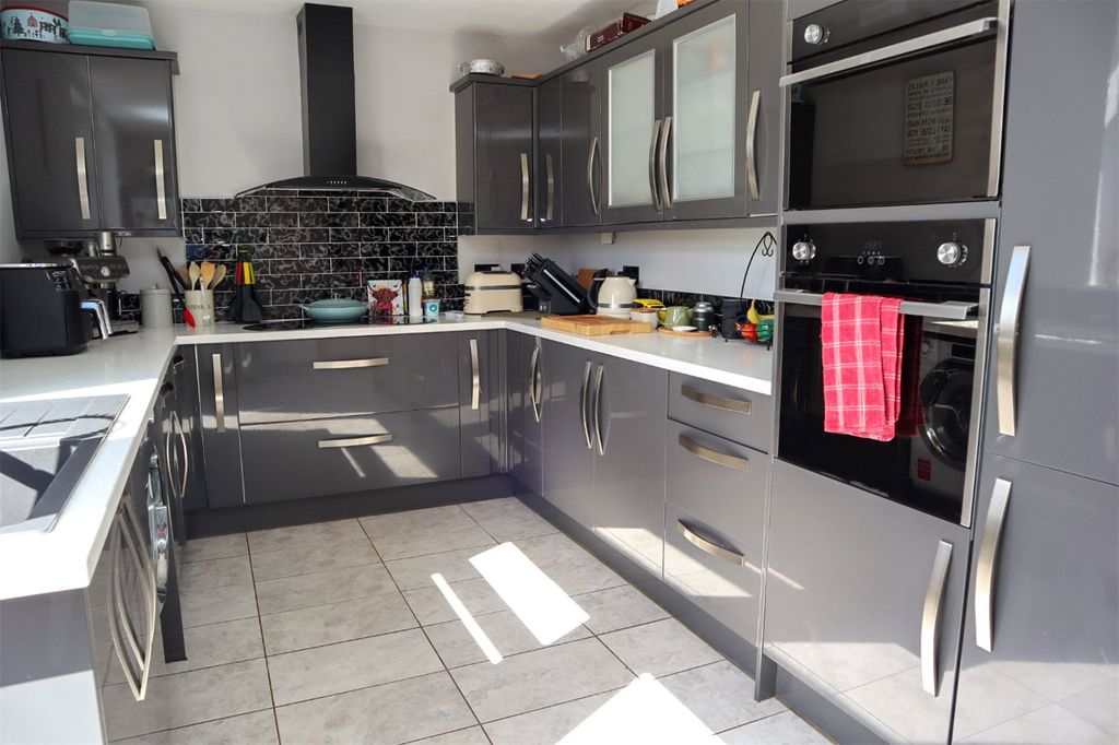 Property photo 2 of 19 Kitchen