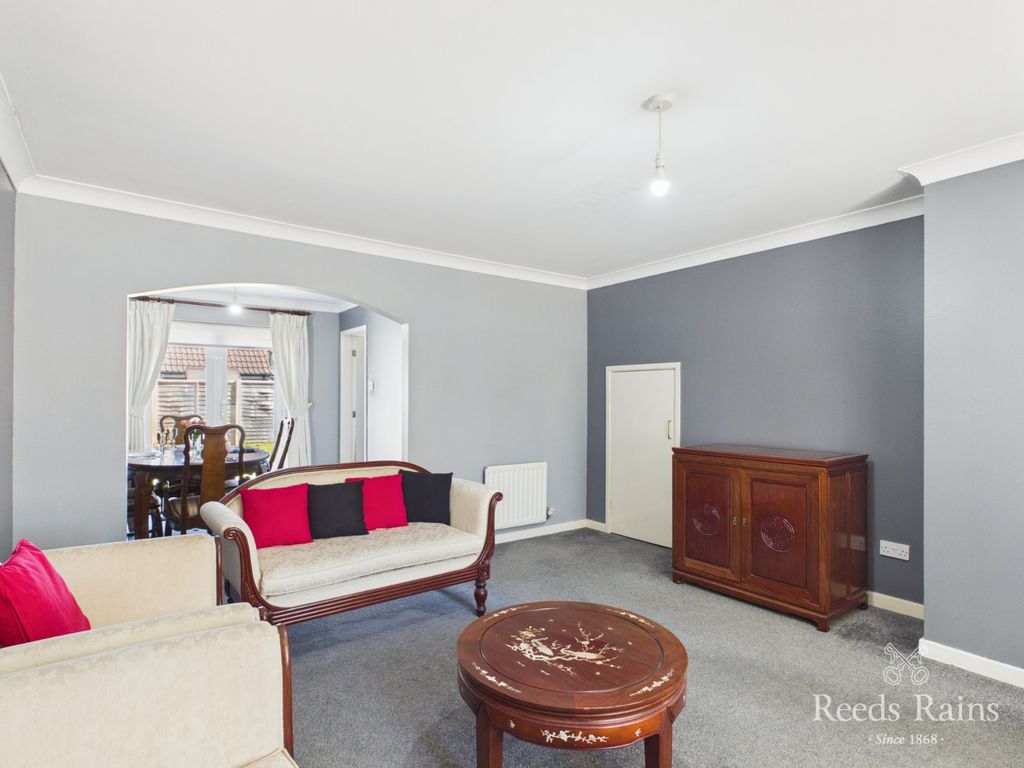 Property photo 3 of 13 Lounge