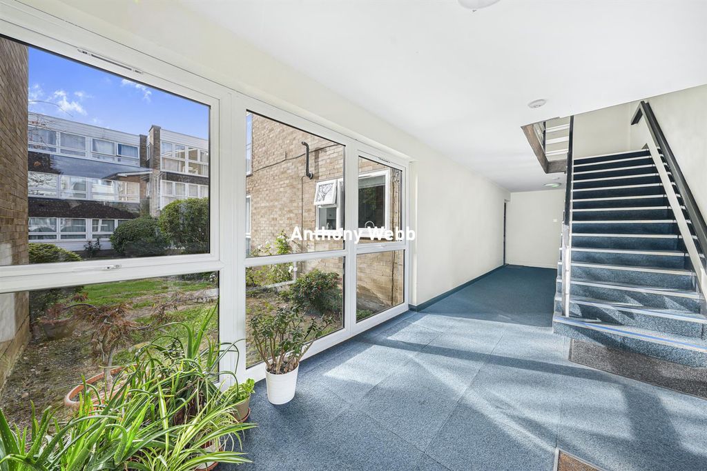 Property photo 3 of 19 Communal Entrance