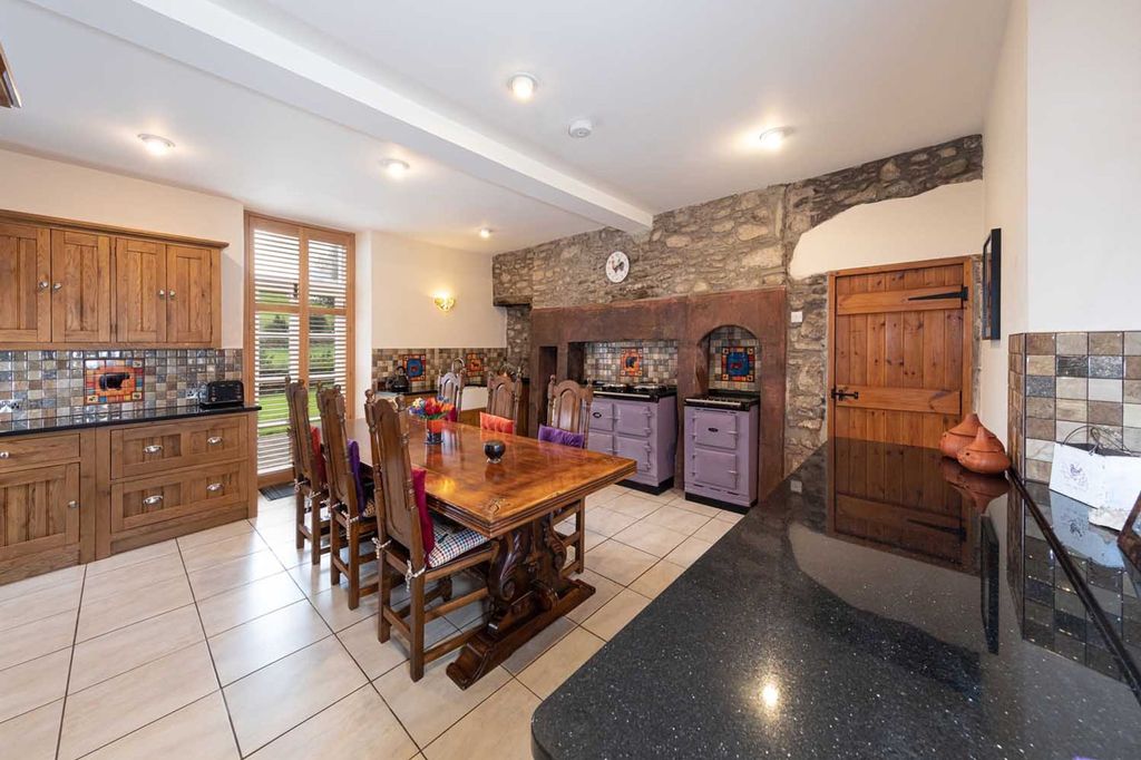 Property photo 2 of 31
