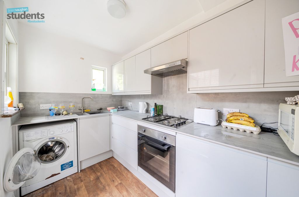 Property photo 3 of 8 Kitchen