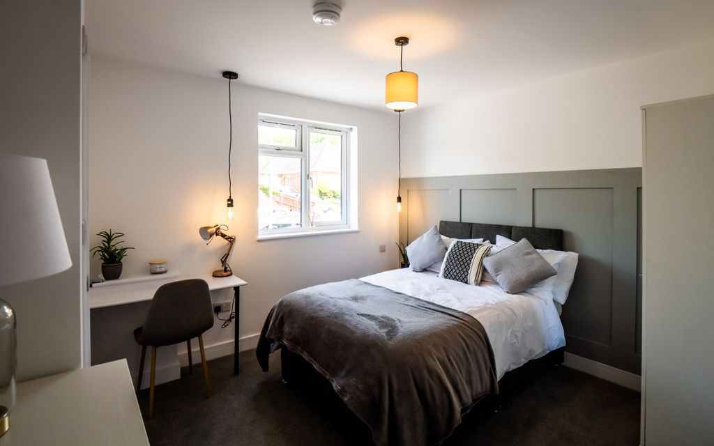 Property photo 2 of 10 Bedroom