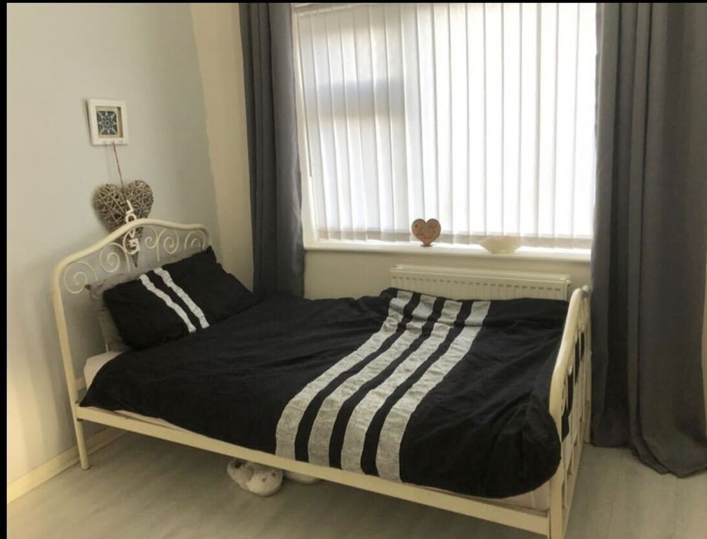 Property photo 1 of 5 A Bright And Inviting Double Bedroom Featuring Mod...